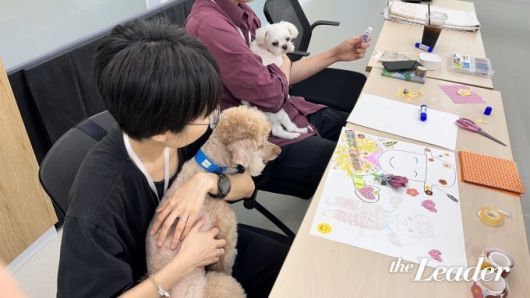 ▲지난 8월 18일 내품애센터에서 진행된 ‘동물매개 치유교실’ 수업 모습. 치유견들이 참가자 품에 안겨 있다./사진=신재은 기자