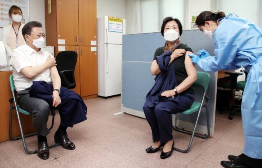 [서울=뉴시스]박영태 기자 = 문재인 대통령이 23일 오전 서울  종로구보건소에서 아스트라제네카(AZ)사의 코로나19 백신을 접종 후 김정숙 여사의 접종을 바라보고 있다. 2021.03.23. since1999@newsis.com