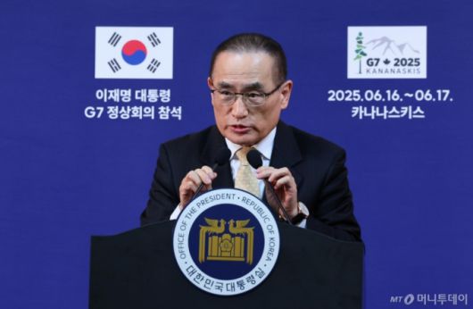 [캘거리=뉴시스] 최진석 기자 = 위성락 국가안보실장이 16일(현지 시간) 캘거리 한 호텔에 차려진 프레스센터 내 중앙기자실에서 이재명 대통령의 주요 7개국(G7) 정상회의 참석 관련 브리핑을 하고 있다. 2025.06.17. myjs@newsis.com /사진=최진석