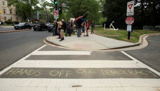 도널드 트럼프 대통령의 정책을 반대하는 시민들이 미국 수도 워싱턴DC에서 시위를 벌이고 있다. /로이터=뉴스1