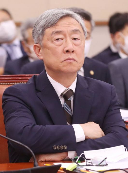 최재형 감사원장이 지난달 29일 서울 여의도 국회에서 열린 법제사법위원회 전체회의에서 고심하고 있다.