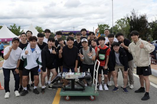 연구팀의 모습 (맨 앞줄 오른쪽 두번째가 황보제민 교수) /사진=KAIST