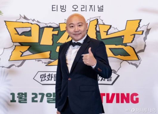 만화가 주호민이 27일 오전 온라인 생중계로 진행된 티빙 새 예능 '만찢남' 제작발표회에 참석해 포즈를 취하고 있다.  이말년, 주호민, 기안84, 주우재 네 남자의 툰생툰사 무인도 생존기 '만찢남'은 오늘(27일) 첫 방송된다. /사진제공=티빙 2023.01.27 /사진=이동훈 기자 photoguy@