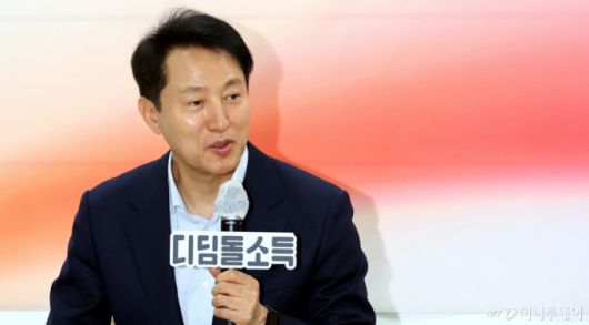 오세훈 서울시장이 10일 서울 마포구 서울시 복지재단 커뮤니티홀에서 열린 디딤돌소득 가구 간담회에서 참석자들과 이야기를 나누고 있다. 2025.04.10. /사진=뉴시스 /사진=