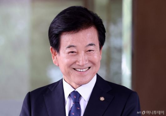 정동영 통일부 장관 후보가 24일 오후 서울 종로구 남북관계관리단에 마련된 인사청문회 준비 사무실에 도착해 취재진 질문에 답하고 있다. / 사진=뉴스1