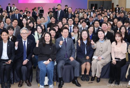 [대구=뉴시스] 고범준 기자 = 이재명 대통령이 24일 대구광역시 북구 엑스코에서 열린 '대구의 마음을 듣다' 타운홀 미팅 후 참석자들과 기념촬영 하고 있다. 2025.10.24. bjko@newsis.com /사진=고범준