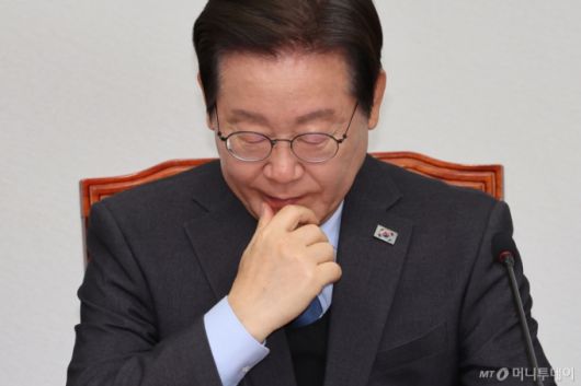 [서울=뉴시스] 권창회 기자 = 이재명 더불어민주당 대표가 9일 오전 서울 여의도 국회에서 열린 최고위원회의에서 생각에 잠겨 있다. 2025.04.09. kch0523@newsis.com /사진=권창회