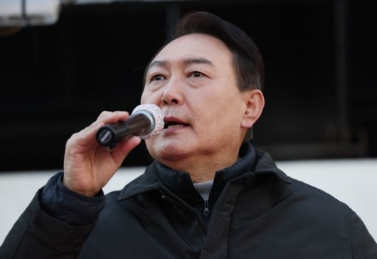 (서울=뉴스1) 국회사진취재단 = 윤석열 국민의힘 대선 후보가 17일 오후 서울 송파구 석촌호수에서 열린 "경제를 살리는 대통령!" 송파 유세에서 지지를 호소하고 있다. 2022.2.17/뉴스1