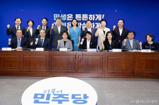 (서울=뉴스1) 유승관 기자 = 박주민 국회 보건복지위원장, 정은경 보건복지부 장관, 문진영 대통령실 사회수석을 비롯한 참석자들이 4일 서울 여의도 국회 의원회관에서 열린 보건복지위원회 당·정·대 협의에서 기념 촬영을 하고 있다. 2025.9.4/뉴스1  Copyright (C) 뉴스1. All rights reserved. 무단 전재 및 재배포,  AI학습 이용 금지. /사진=(서울=뉴스1) 유승관 기자