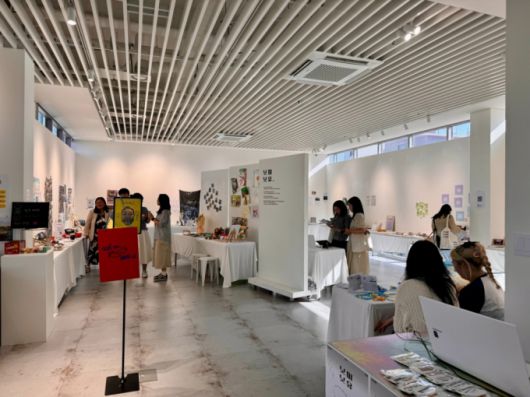 지난해 5월 서울 마포구 망원동에서 진행된 니트컴퍼니 전시 풍경. /사진제공=니트컴퍼니.