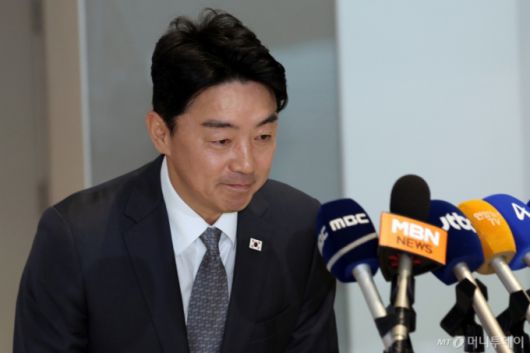 (인천공항=뉴스1) 김명섭 기자 = 강훈식 대통령비서실 비서실장이 24일 오전 인천공항에서 한미정상회담을 위해 출국하며 취재진의 질문에 답변하고 있다.  2025.8.24/뉴스1  Copyright (C) 뉴스1. All rights reserved. 무단 전재 및 재배포,  AI학습 이용 금지. /사진=(인천공항=뉴스1) 김명섭 기자