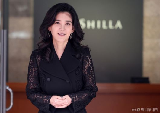 (서울=뉴스1) 김성진 기자 = 이부진 호텔신라 대표이사 사장이 20일 오전 서울 중구 삼성전자 장충사옥에서 열린 호텔신라 주주총회에 참석한 후 하고 있다.  2025.3.20/뉴스1  Copyright (C) 뉴스1. All rights reserved. 무단 전재 및 재배포,  AI학습 이용 금지. /사진=(서울=뉴스1) 김성진 기자