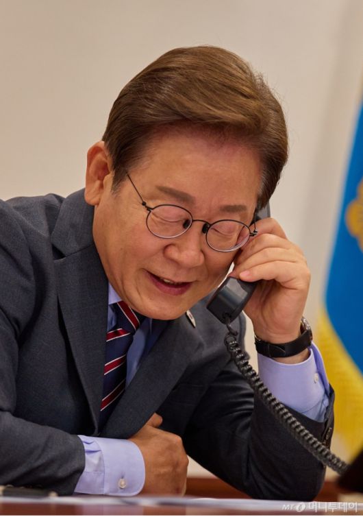 [서울=뉴시스] 이재명 대통령이 12일 서울 용산구 대통령실 청사 집무실에서 르엉 끄엉 베트남 국가주석과 전화 통화를 하고 있다. (사진=대통령실 제공) 2025.06.12. photo@newsis.com *재판매 및 DB 금지 /사진=