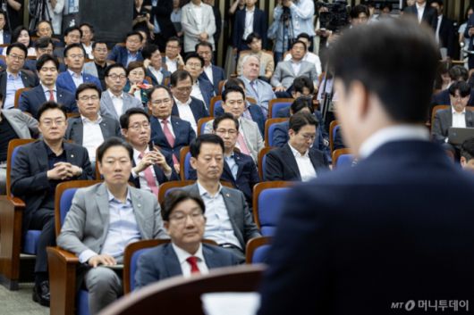 (서울=뉴스1) 이재명 기자 = 국민의힘 의원들이 9일 오후 서울 여의도 국회에서 열린 의원총회에서 김용태 비상대책위원장의 발언을 듣고 있다. 2025.6.9/뉴스1  Copyright (C) 뉴스1. All rights reserved. 무단 전재 및 재배포,  AI학습 이용 금지. /사진=(서울=뉴스1) 이재명 기자