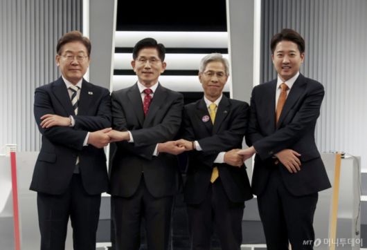 23일 서울 영등포구 KBS본관 스튜디오에서 열린 중앙선거방송토론위원회 주관 제21대 대통령선거 2차 후보자 토론회 시작에 앞서 각 정당 대선후보들이 기념촬영을 하고 있다. 왼쪽부터 이재명 더불어민주당, 김문수 국민의힘, 권영국 민주노동당, 이준석 개혁신당 대선후보. 2025.05.23. /사진=뉴시스 /사진=