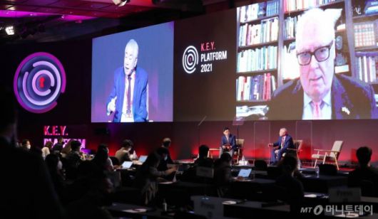 문정인 세종연구소 이사장(오른쪽 아래)과 에드윈 퓰러 해리티지 재단 이사장(오른쪽 위)이 29일 여의도 콘래드 서울에서 열린 머니투데이 주최 '키플랫폼 2021' 총회에서 '어게인 2018: 한반도 평화와 한미동맹의 미래'에 대한 화상 대담을 하고 있다. /사진=이기범 기자.