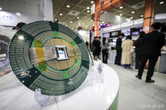 서울 강남구 코엑스에서 열린 세미콘 코리아 2025에 웨이퍼가 전시되어 있다./사진=뉴시스