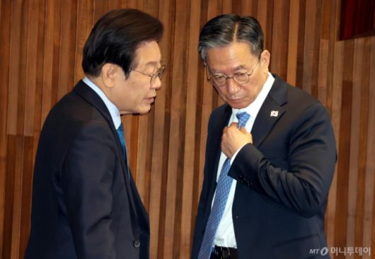 이재명 더불어민주당 대선 후보(왼쪽)와 정성호 민주당 의원이 2024년 12월10일 오후 서울 여의도 국회에서 열린 제418회국회(정기회) 제18차 본회의에서 대화를 하고 있다. / 사진제공=뉴시스