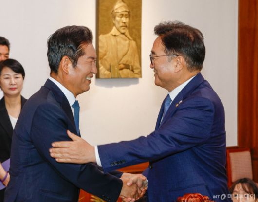 [서울=뉴시스] 고승민 기자 = 정청래(왼쪽 세번째) 더불어민주당 대표가 5일 서울 여의도 국회에서 우원식(왼쪽 네번째) 국회의장을 예방, 인사를 하고 있다. (공동취재) 2025.08.05. photo@newsis.com /사진=고승민