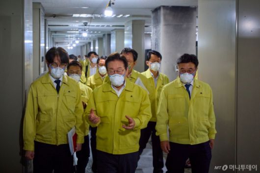 (서울=뉴스1) 이재명 기자 = 이재명 대통령이 10일 대전 유성구 국가정보자원관리원 화재 현장을 살펴보고 있다. (대통령실 제공. 재판매 및 DB 금지) 2025.10.10/뉴스1  Copyright (C) 뉴스1. All rights reserved. 무단 전재 및 재배포,  AI학습 이용 금지. /사진=(서울=뉴스1) 이재명 기자