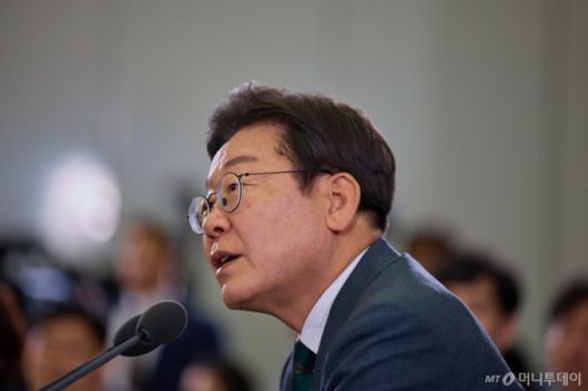 (서울=뉴스1) 이재명 기자 = 이재명 대통령이 4일 대전 유성구 대전컨벤션센터에서 열린 ‘충청에서 듣다, 충청 타운홀 미팅’에서 발언을 하고 있다. (대통령실 제공. 재판매 및 DB 금지) 2025.7.4/뉴스1  Copyright (C) 뉴스1. All rights reserved. 무단 전재 및 재배포,  AI학습 이용 금지. /사진=(서울=뉴스1) 이재명 기자