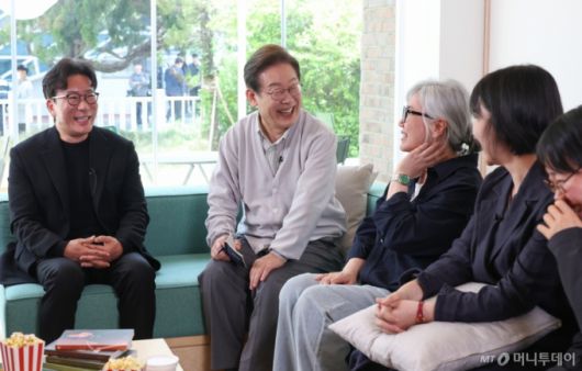 [전주=뉴시스] 조성봉 기자 = 이재명 더불어민주당 대통령 후보가 2차 골목골목 경청투어 마지막 날인 7일 오후 전북 전주시의 카페에서 '영화와 드라마, 정치가 그리는 미래의 스크린' K-콘텐츠 산업 진흥 간담회를 하고 있다. 왼쪽부터 윤제균 감독, 이 후보, 김은숙 작가, 박해영 작가, 정주리 감독.(공동취재) 2025.05.07. photo@newsis.com /사진=