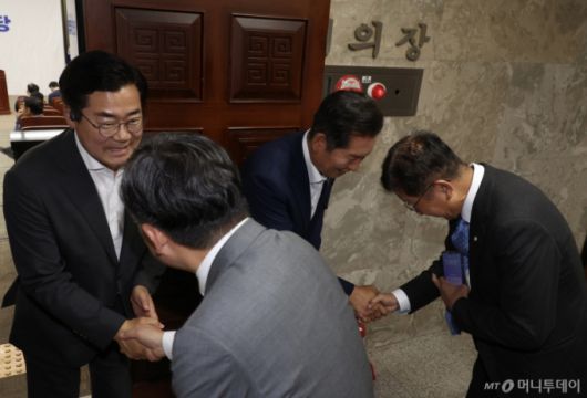 [서울=뉴시스] 조성봉 기자 = 더불어민주당 당대표 출마를 선언한 정청래, 박찬대(왼쪽) 의원이 3일 오후 서울 여의도 국회에서 열린 비공개 의원총회에서 의원들과 악수를 하며 지지를 호소하고 있다.2025.07.03. suncho21@newsis.com /사진=조성봉
