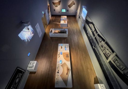 [원주=뉴시스] 박진희 기자 = 한솔 '뮤지엄 산'은 개관 10주년을 맞아 '안도 타다오-청춘' 회고전 개막을 앞두고 31일 강원 원주시 뮤지엄 산에서 일본 건축가 안도 타다오의 건축세계를 망라하는 대표작 250여점을 소개하고 있다. 세계 최초로 안도 타다오 본인이 설계한 건물에서 진행되는 전시로 의미가 깊다. 노출 콘크리트를 그대로 사용하는 안도 타다오는 바람, 나무, 하늘 등 자연과 긴밀하게 결합한 건축으로 주목 받아왔다. 2023.03.31.