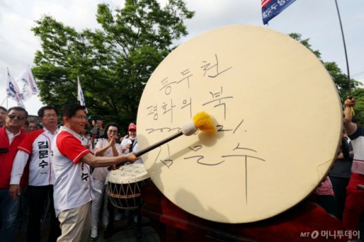 [동두천=뉴시스] 고승민 기자 = 김문수 국민의힘 대선 후보가 21일 경기 동두천시 지행역 광장을 찾아 유세 전 북을 치고 있다. 2025.05.21. kkssmm99@newsis.com /사진=고승민