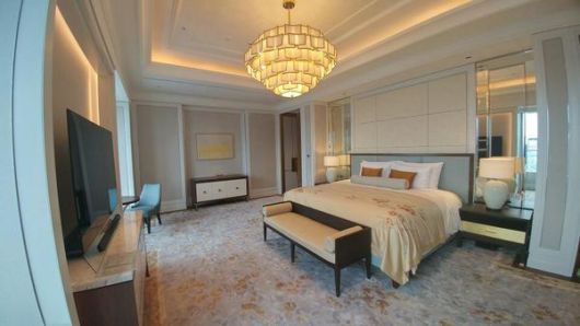 시몬스 최상위 매트리스 ‘뷰티레스트 블랙’을 배치한 로열스위트 침실