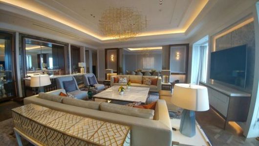 140평 규모의 ‘로열 스위트’ 거실