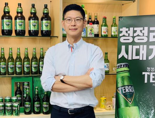 신제품 테라의 개발을 진두지휘한 하이트진로의 마케팅실장 오성택 상무.