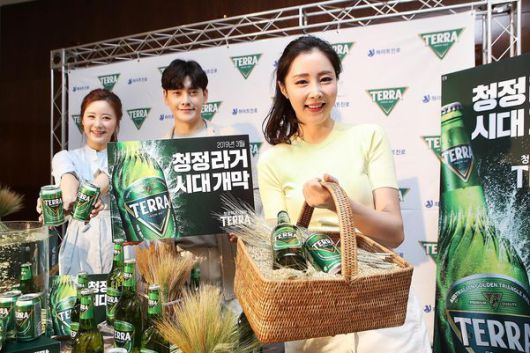 하이트진로측 관계자들이 ‘청정라거’ 테라 출시 행사를 진행하고 있다.