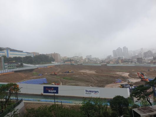 연산 롯데캐슬 골드포레 건너편에서 양정2구역을 재개발해 지어지는 양정 포레힐즈 스위첸이 공사 중이다. /백윤미 기자