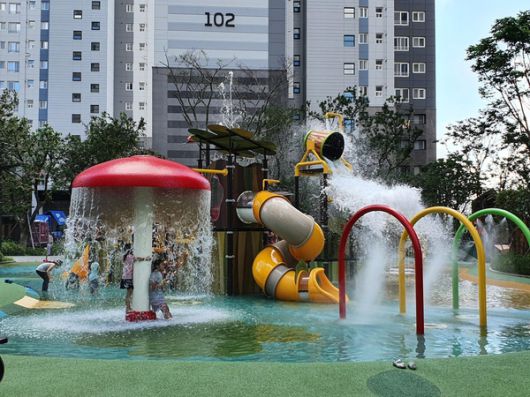 단지 내 조성돼있는 어린이 놀이터. 날씨가 좋을 때에는 수영장처럼 조성돼 어린이들이 워터파크처럼 즐길 수 있도록 했다. /롯데건설 제공