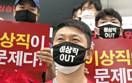 이스타항공 조종사노조 조합원들이 6월 26일 이스타항공 본사 앞에서 창업주인 이상직 의원에 대한 규탄 시위를 하고 있다. /연합뉴스