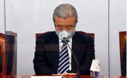 국민의힘 김종인 비상대책위원장이 26일 오전 국회에서 열린 비상대책위원회의에서 생각에 잠겨 있다./연합뉴스