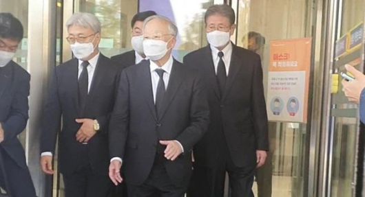 26일 손경식 한국경영자총협회 회장이 서울 강남구 삼성서울병원에 마련된 고(故) 이건희 삼성그룹 회장의 빈소를 나오고 있다. /정민하 기자