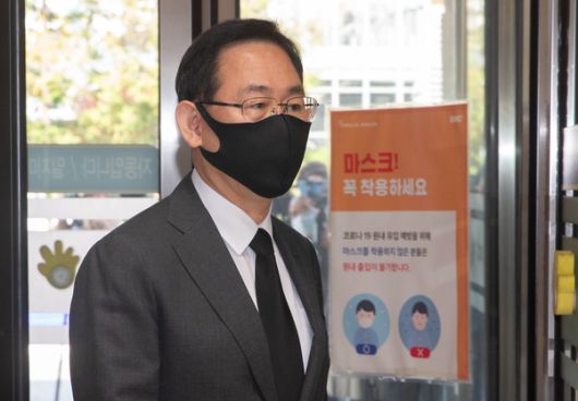 국민의힘 주호영 원내대표가 26일 서울 강남구 삼성서울병원에 마련된 고(故) 이건희 삼성그룹 회장의 빈소로 들어가고 있다./연합뉴스