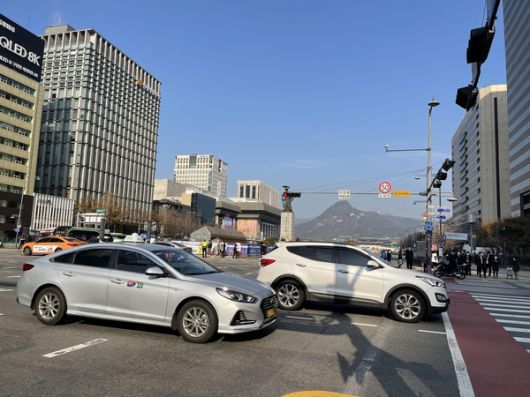 아이폰12프로맥스로 촬영한 광화문 사거리에서 이동 중인 자동차들의 모습. 빠른 속도로 이동 중에도 피사체를 정확히 포착해 담아냈다. /이경탁 기자