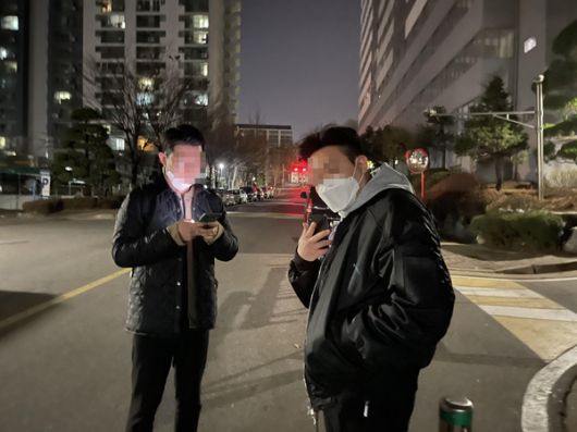 새벽에 아이폰12 프로맥스로 촬용한 인물사진 모습. 조명이 부족한 장소에서도 실제보다 더욱 밝고 자연스러운 사진을 연출할 수 있다. /이경탁 기자