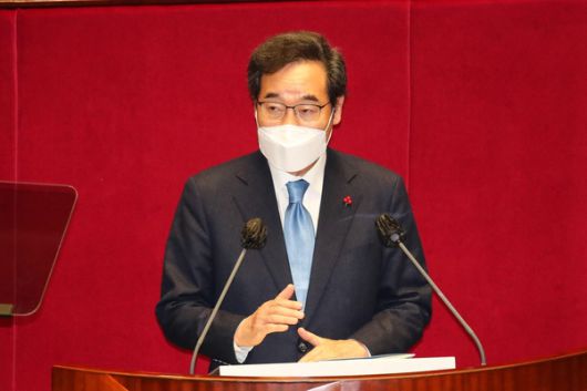 이낙연 더불어민주당 대표가 2일 오전 서울 여의도 국회 본회의에서 교섭단체 대표연설을 하고 있다. /연합뉴스