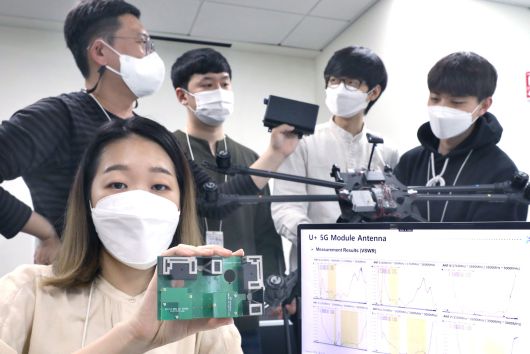 LG유플러스 직원이 안테나 모듈을 들어보이고 있는 모습. /LG유플러스 제공