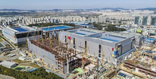 삼성전자가 경기도 화성에 건립 중인 EUV 전용 파운드리 공장 전경. /삼성전자 제공