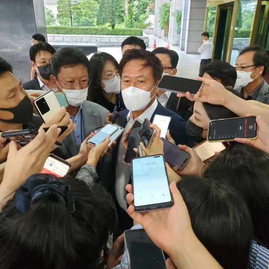 박정호 SK텔레콤 대표가 28일 서울 광화문 정부서울청사에서 기자들과 만나 "넷플릭스 CEO와 만날 때가 됐다"라고 말하고 있다. /김양혁 기자