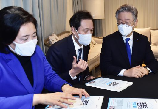 지난 1월 26일 서울시장 보궐선거에 출마하는 더불어민주당 우상호 의원과 박영선 전 중소벤처기업부 장관이 서울 여의도 글래드호텔에서 열린 '경기도 기본주택 토론회'에 참석, 이재명 경기도지사와 대화를 하고 있다. /조선DB