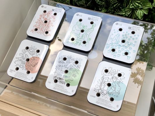 LG 틔운은 씨앗키트 패키지를 장착하는 방식으로 채소와 허브, 꽃을 키울 수 있다. 씨앗키트의 가격은 엽채 3만원, 허브 3만6000원, 꽃 4만2000원이다. 패키지는 씨앗키트 3개로 구성된다. /윤진우 기자