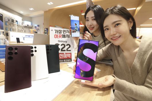 모델들이 KT 매장에서 갤럭시S22 사전 예약을 안내하는 모습. /KT