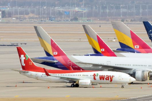 지난 2월 21일 인천공항 주기장에 세워진 티웨이항공과 아시아나항공 여객기들. /연합뉴스