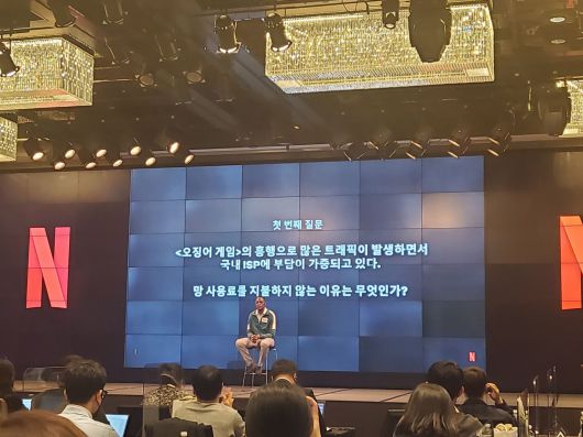 딘 가필드 넷플릭스 정책총괄 부사장이 지난해 말 서울 종로구 JW메리어트 동대문 스퀘어 서울에서 열린 ‘미디어 오픈 토크’에서 질의에 답변하고 있다. /김양혁 기자